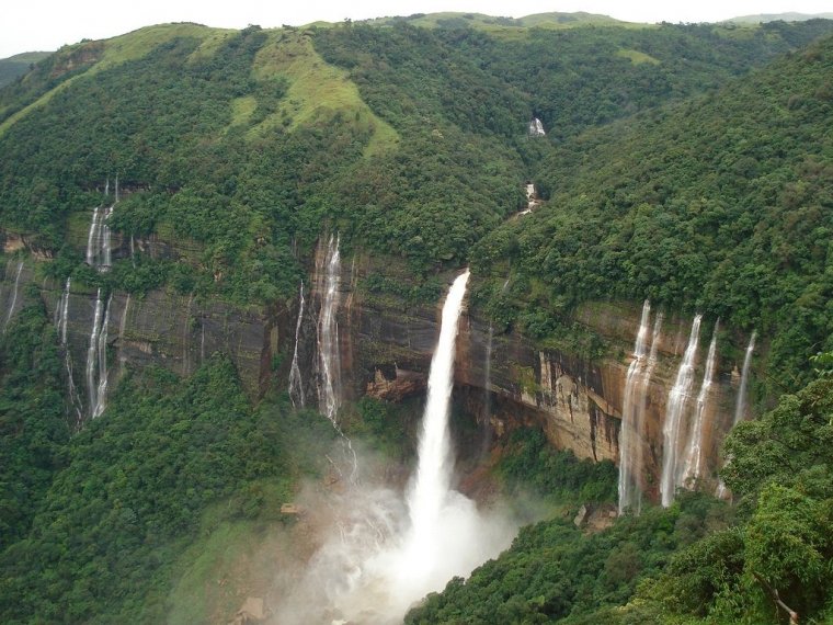 Air terjun Akashiganga di Assam (sumber: upload.wikimedia.org)