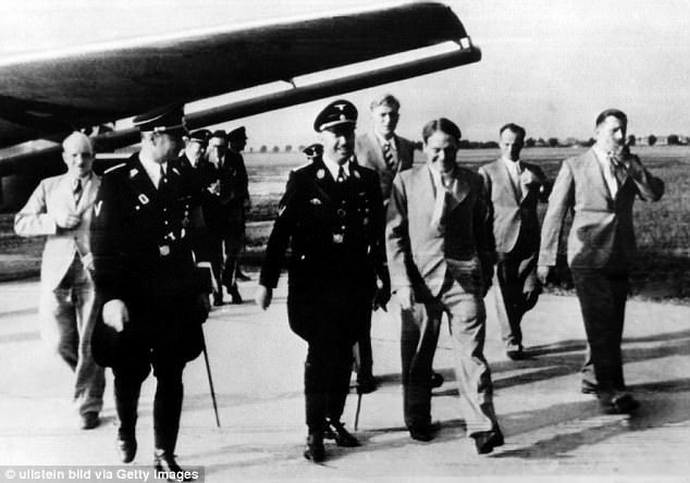 Heinrich Himmler (kiri, depan) menyambut Ernst Schafer (kanan,depan) dan tim, sekembalinya ke Jerman (sumber: www.dailymail.co.uk)