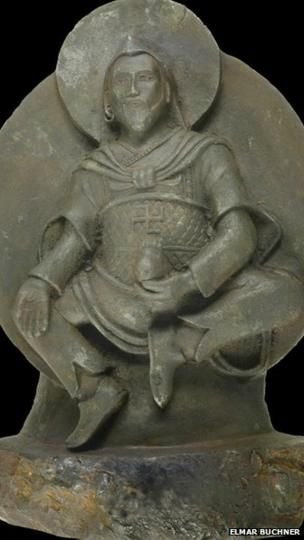 Patung Iron Man, Artefak yang diyakini dibuat dari meteorit yang menabrak bumi 15.000 tahun yang lalu (sumber: bbc.com)
