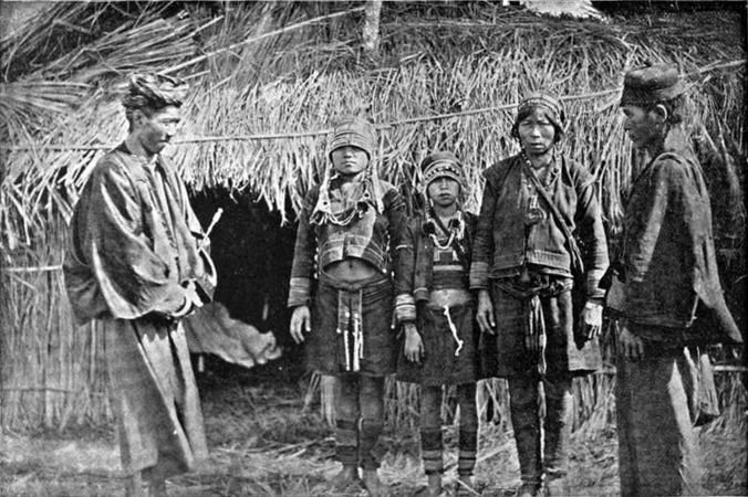 Orang Akha. Gambar diambil sekitar tahun 1900 (sumber: wikipedia.org)
