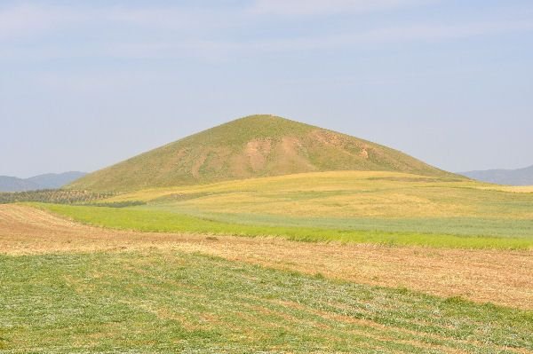Makam Raja Alyattes di Bin Tepe, Turki (sumber: wikipedia.org)