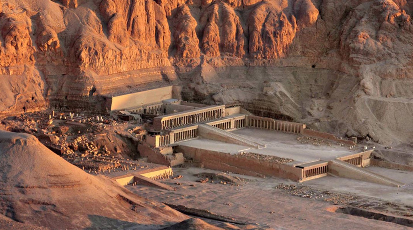 Kuil Hatshepsut di Deir el-Bahri. Berisi relief adegan ekspedisi ke tanah Punt. (sumber: www.ancient-origins.net) -