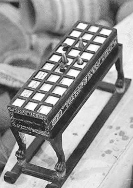 Papan permainan Senet. (Sumber: touregypt.net/museum/tutl69.htm)